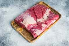 零食交叉减少生牛肉胸肉肉灰色的石头背景
