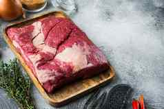 生牛肉肚子牛肉胸肉肉成分吸烟使烧烤熏牛肉治愈灰色的石头背景复制空间文本