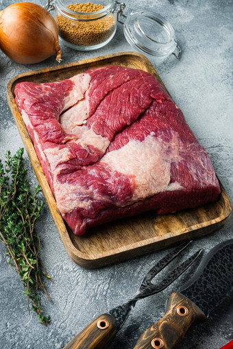 胸肉平减少生牛肉胸肉肉成分吸烟使烧烤熏牛肉治愈灰色的石头背景