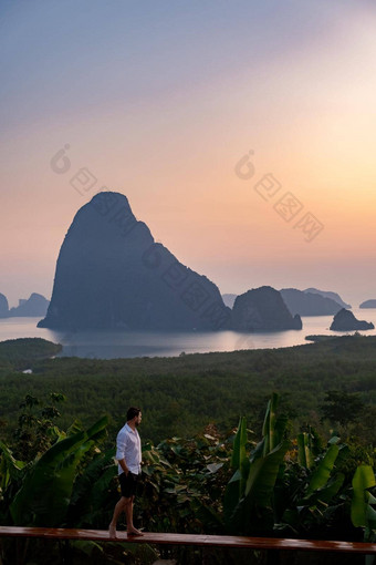 夫妇但女人中期年龄看日出攀牙湾湾泰国帕加湾的观点夫妇看日出边缘游泳池∞池攀牙湾湾泰国