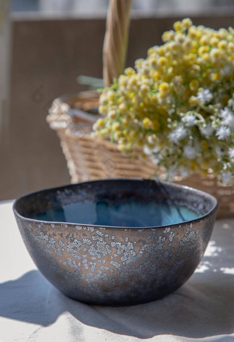 陶瓷碗花束花编织篮子白色变形表格布