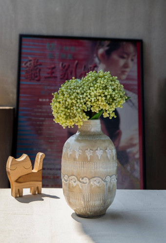 花束花美丽的陶瓷花瓶木娃娃猫形状白色变形表格布前面<strong>经典</strong>中国人<strong>海报</strong>电影框架