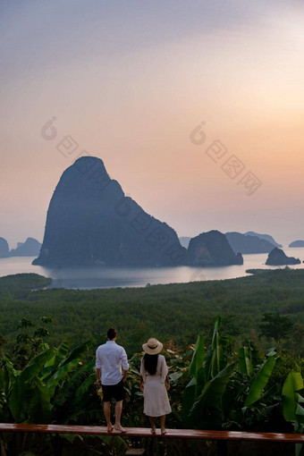 夫妇但女人中期年龄看日出攀牙<strong>湾湾</strong>泰国帕加<strong>湾</strong>的观点夫妇看日出边缘游泳池∞池攀牙<strong>湾湾</strong>泰国