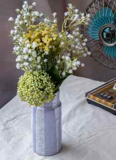 花束绿色白色花手工制作的陶瓷花瓶古董风扇白色变形表格布