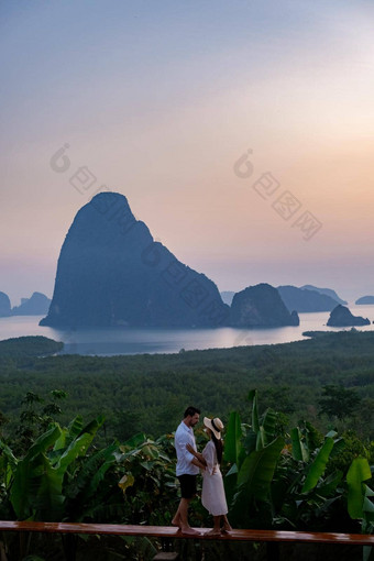 夫妇但女人中期年龄看日出攀牙湾湾泰国帕加湾的观点夫妇看日出边缘游泳池∞池攀牙湾湾泰国