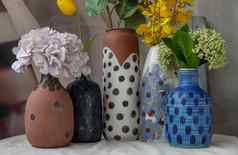 花束花手工制作的各种各样的陶瓷波尔卡虚线花瓶白色变形表格布