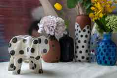 大象形状的陶瓷手工制作的各种各样的陶瓷波尔卡虚线花瓶白色变形表格布