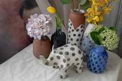 大象形状的陶瓷手工制作的各种各样的陶瓷波尔卡虚线花瓶白色变形表格布