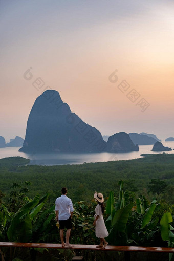 夫妇但女人中期年龄看日出攀牙<strong>湾湾</strong>泰国帕加<strong>湾</strong>的观点夫妇看日出边缘游泳池∞池攀牙<strong>湾湾</strong>泰国