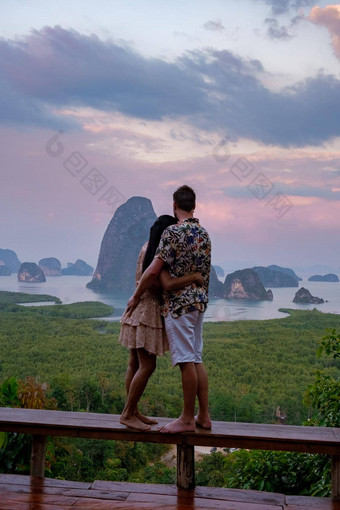 夫妇但女人中期年龄看日出攀牙<strong>湾湾</strong>泰国帕加<strong>湾</strong>的观点夫妇看日出边缘游泳池∞池攀牙<strong>湾湾</strong>泰国