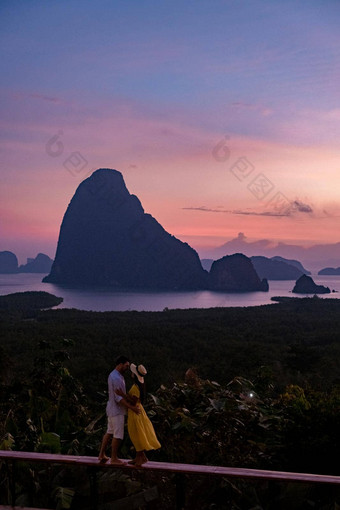 夫妇但女人中期年龄看日出攀牙<strong>湾湾</strong>泰国帕加<strong>湾</strong>的观点夫妇看日出边缘游泳池∞池攀牙<strong>湾湾</strong>泰国