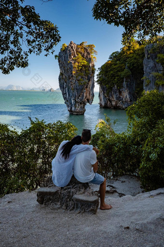 詹姆斯债券岛普吉岛泰国著名的具有里程碑意义的著名的旅行目的地夫妇但女人中期年龄visititng詹姆斯债券岛甲米泰国