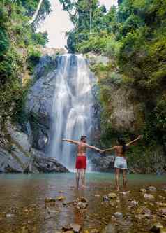夫妇但女人中期年龄参观瀑布泰国旅游享受美瀑布春蓬省泰国klongphrao瀑布泰国