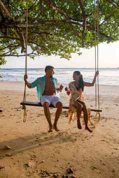 快乐旅行者夫妇放松摇摆不定的美丽的自然景观安达曼海甲米旅游海海滩泰国亚洲夏天假期假期旅行旅行
