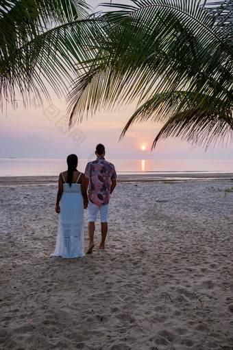 日出海滩棕榈树春蓬泰国夫妇看日落海滩泰国