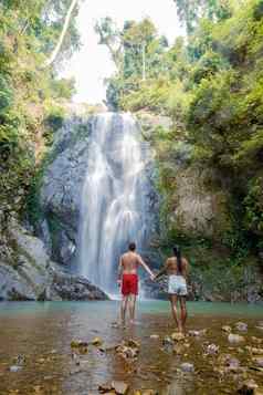 夫妇但女人中期年龄参观瀑布泰国旅游享受美瀑布春蓬省泰国klongphrao瀑布泰国