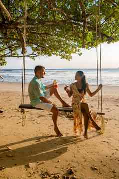 快乐旅行者夫妇放松摇摆不定的美丽的自然景观安达曼海甲米旅游海海滩泰国亚洲夏天假期假期旅行旅行