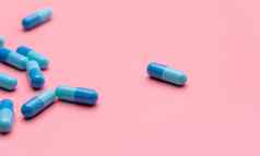 蓝色的胶囊药片粉红色的背景在线药店概念药店横幅制药行业健康预算保险女人概念药物研究乳房癌症治疗