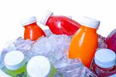 有机冷按下生蔬菜水果汁瓶压碎冰桶白色背景健康的喝时尚的汁饮料排毒汁新鲜的水果蔬菜橙色汁