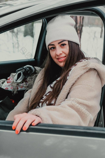 有吸引力的年轻的女车窗口等待旅行微笑冬天旅行女人坐着车