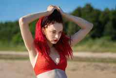 女孩红色的洗澡西装海滩