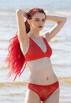 女孩红色的洗澡西装海滩