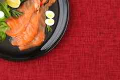 大马哈鱼片红色的咸鱼黑色的板美丽的海鲜菜逃离法律
