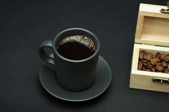 杯黑色的<strong>咖啡咖啡</strong>粮食美丽的盒子黑色的背景特写镜头