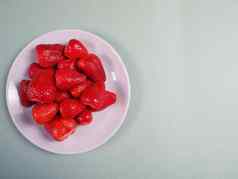 成熟的草莓成熟的红色的浆果盘