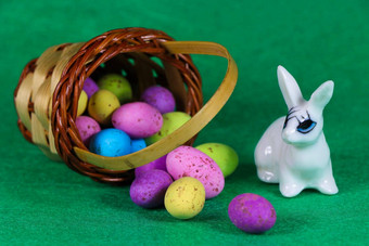 兔子色彩斑斓的泄漏蛋篮子