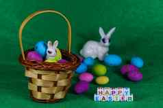 快乐复活节兔子篮子色彩斑斓的鸡蛋