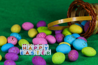 快乐复活节色彩斑斓的泄漏编织蛋篮子