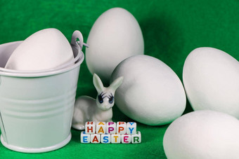 快乐复活节兔子大白色鸡蛋桶