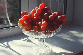 葡萄水晶花瓶甜点水果白色背景