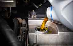 机械师服务修复车改变润滑剂石油