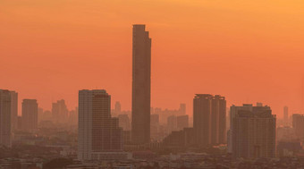 空气污染烟雾细灰尘覆盖城市早....橙色日出天空城市景观被污染的空气脏环境城市有毒灰尘不健康的空气城市不健康的生活