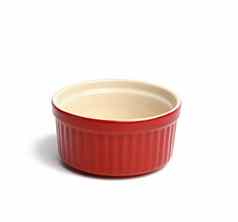 红色的陶瓷轮蛋糕烘焙菜孤立的白色背景