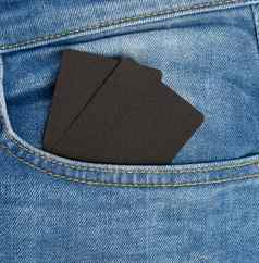 空白黑色的纸业务卡片口袋里蓝色的牛仔裤