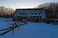 传统的雪农场房子冬天农村荷兰