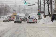 图拉俄罗斯2月城市汽车停止十字路口前面交通灯警察车辆重降雪