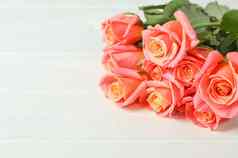 花束美丽的橙色玫瑰白色背景空间文本