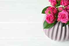 花瓶粉红色的玫瑰空间文本白色背景特写镜头