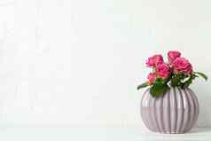 花瓶粉红色的玫瑰空间文本白色表格光背景