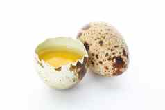 鹌鹑蛋一半蛋黄孤立的白色背景