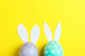装饰复活节鸡蛋可爱的小兔子耳朵黄色的背景空间文本