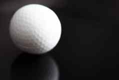 白色高尔夫球球焦点黑暗背景
