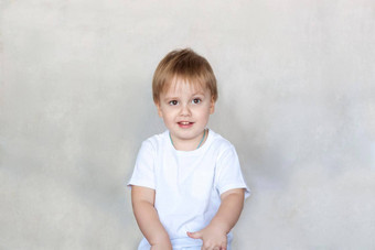 肖像可爱的男孩白色t恤孩子们的情绪孩子背景墙成功明亮的的想法有创意的的想法概念