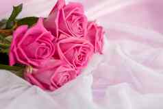 作文花束粉红色的玫瑰精致的织物背景假期礼物柔和的颜色节日精致的背景生日婚礼花束情人节一天问候卡