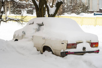 城市街暴雪卡住了汽车雪冰埋车辆雪堆路停车很多冬天重降雪不清洁道路破纪录的量雪