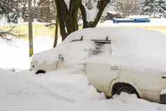 城市街暴雪卡住了汽车雪冰埋车辆雪堆路停车很多冬天重降雪不清洁道路破纪录的量雪